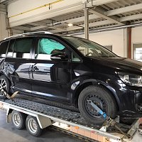 VW Touran 2012 1,6 TDI CAY 1T0 845 411 B okno bocni vlevo vpredu sklo zelene 5AP cerna - 5