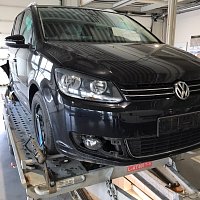 VW Touran 2012 1,6 TDI CAY 1T0 845 411 B okno bocni vlevo vpredu sklo zelene 5AP cerna - 6