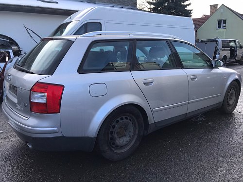 Pricnik pro vozidla s odnimatelnym taznym zarizenim (koule) naraznik Audi A4 B6 8E 2001