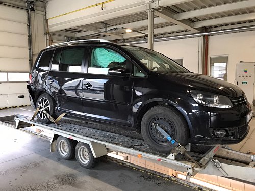 VW Touran 2012 1,6 TDI CAY 1T0 845 411 B okno bocni vlevo vpredu sklo zelene 5AP cerna