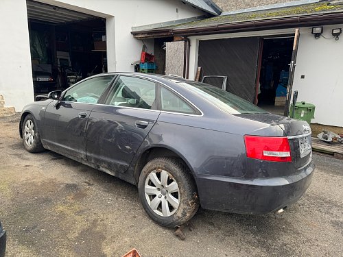 Audi A6 4F 2,7 TDI Quattro V6 BPP   trubka saci a ovladac vzduchovych klapek vpravo