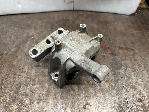 Držák  motoru pravý pro AUDI Q3 SEAT ALHAMBRA VW Tiguan Sharan 5N0199262P