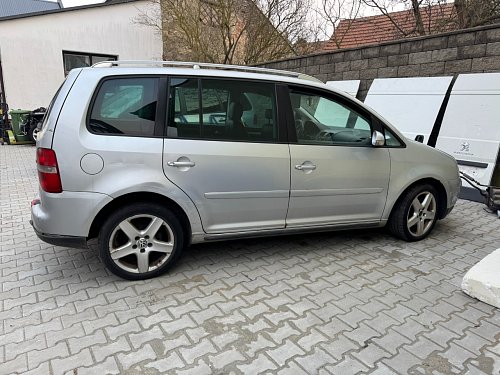 1T0 827 574 L madlo s mikrospinacem Víko kufru páté dveře VW  Touran 1T 2004 2.0 TDI BKD 103 kW  pětky kufrové